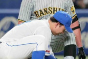 【阪神】ビーズリー、防具着けられず四苦八苦　審判と中日・宇佐見真吾のお手伝いに球場は和やかムード