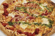 ロピアのピザってすげえうまそうだけど買うと出来立て選んでも、生地キッチキチのガムみたいで全然美味しくないよな