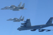日米が日本海で共同飛行訓練、米空軍B-52戦略爆撃機を空自F-15J戦闘機がエスコート…中ロに対抗！