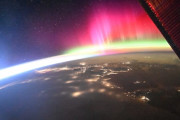 ISSからみるオーロラ、エヴァみたいだと話題に