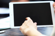 小6の女の子、学校から配られたタブレットのチャット機能をイジメに使われ自殺