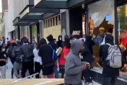 【黒人死亡事件】デモ隊がアップルストアやナイキショップを襲撃！笑顔で商品を略奪してしまう…