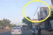 【動画】あぶねえ！建設現場から落下した大きな鉄の建材がバイクの女性を直撃。