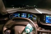プジョーのクルーズコントロールで自動運転の真似事をした男達、見事に事故るｗｗｗ