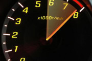車のエンジン回転数のレッドゾーンって