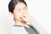 【スメハラ】マジ無理！女性が最も嫌がる《不快な臭い》3位「口臭」、2位「タバコ」、1位は？頭痛や吐き気…体調不良を訴える人も