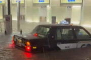 【悲報】タクシーに乗っていた女が溺死、運転手は客を見捨てて屋根の上に上って生還・・・😨