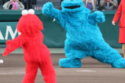 阪神　始球式に「セサミストリート」エルモとクッキーモンスター登場　ゾンビも現れ盛り上げる