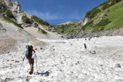 白馬三山周回ルートを取りたいです。モンベルのチェーンスパイクで白馬大雪渓は不安なく越えられますか？