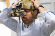 米軍が採用する世界最高峰の暗視ゴーグル「まったく光がない暗闇の部屋」でも機能するのか？！