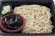 セブン、「ざるそば」容器を黒→白に変える実証実験　どこが環境に優しいのか？