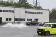 【動画】スポーツカー乗り「目の前に大きな水たまりある！突っこんでみよｗ」ﾌﾞｫｫｫﾝ！ → 結果ｗｗｗｗｗｗ