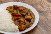 カレーにじゃがいも入れる派と入れない派の抗争、いつまで経っても終わらない