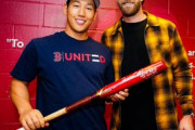 【速報】吉田正尚さん、憧れのハーパーからバットと靴を貰う
