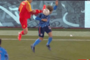 中国代表が頭に飛び蹴り、サッカー日本代表を襲った殺人キックに対する海外の反応