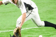 ロッテ安田、二塁守備の練習をする