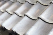 日本政府、屋根瓦の建築基準法改正へ　瓦の接合部はネジなどで接合しないと不合格
