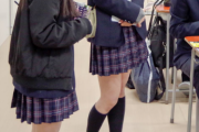 【画像】2000年代JKのスカート、短すぎてパンツが見えてしまう