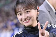 「AIかと思うくらい可愛い」元日向坂46・影山優佳、国立ピッチ脇での“ウインク＆ピース”に悶絶!「Jリーグ盛り上げていきましょう」久々の影レポが大反響