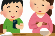 【悲報】日本人さん、スマホを弄りながら食事をするのが当たり前になってしまうｗｗｗｗｗｗ