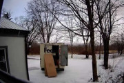 「お荷物お届けで～す」と雑に立ち去るFedExの宅配トラック