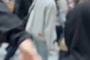 【動画】 男性アイドルグループの女性ファン、空港で警備員に突き飛ばされ全治5週間の怪我 ⇒ これどっちが悪い？と物議