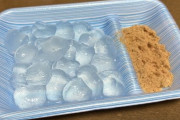 「久々に買ったわらび餅に黒蜜が入ってなくてコストカットがこんなところにもと思ったら違った。関東は黒蜜入りで関西はきな粉のみらしい！」