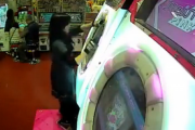 【動画】音ゲー女さん、ゲーセン筐体でプレイ中に後ろからチー牛に襲われてしまう