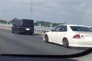後続車が迫ってくるのに道を譲らないのは違反？「追いつかれた車両の義務違反」ってナニ？