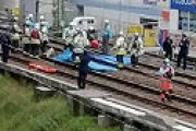【画像】 京急本線・京急東神奈川駅で人身事故 「目の前で」「仏様が散らば・・」「今月6回目」 緊急車両集結で騒然
