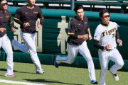 阪神　秋季練習第２クールはキャンプ並みのハードさ　岡田監督は初めて投手陣にアドバイス送る