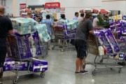 世界各地でトイレットペーパー買占めパニック　豪・香港・シ・米国など　人々はなぜか食料品より優先