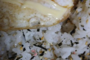 ワイ、こんな時間にアチアチの目玉焼き丼を食べてしまう
