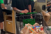 【画像】メッシさん、アメリカスーパーで買い物するも誰からも気付かれないwwwwww