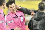 【サッカー】トルコリーグでチームの会長が助走をつけて審判の顔面をパンチｗｗｗｗ