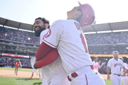 "母の日ピンク"大谷翔平に「ピンクバット可愛い」「もうちょっとピンクになっても」