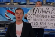 【速報】ロシアのテレビ局で放送事故　スタッフが生放送中に反戦を訴えて警察に連行される