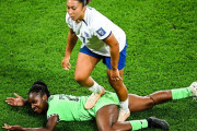 【悲報】まるでベッカム！？  女子サッカーイングランド代表、ストンピングで退場www【画像/動画】