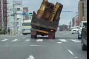 海外かと思ったら日本！大きく右に傾いたトラックが目撃される