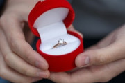 【結婚】男友達がマチアプで出会った彼女にプロポーズしたんだけど、婚約指輪が3桁万円の欲しい指輪じゃないと言われ破談に