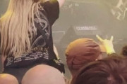 【画像】コンサート会場で目撃された、セクシーなお尻の正体が意外過ぎたｗｗｗｗｗ