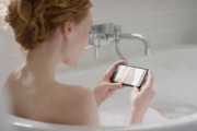 風呂でスマホ使ってるやつ 防水対策どうしてる？
