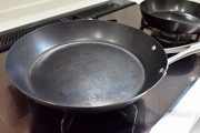 【悲報】俺が一年間使った鉄のフライパン、ボコボコになる