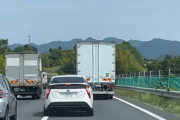 山陽道で「プリウス」が煽り運転…蛇行運転を繰り返した後、トラックの前で急ブレーキ