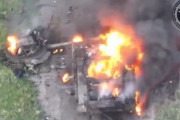 プーチン軍戦車はもう役に立たんな、自爆ドローン1機でT-80が木っ端みじんに！