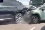 【動画】渋滞の車列に重機運搬トレーラーが突っ込み37人が負傷した事故。