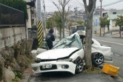 【画像】家の前で車が大破してるｗｗｗｗ