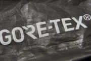 雨の日はゴアテックスを着れば傘いらないぞ。 |  汗臭くなるのがなあ手入れが面倒  |  普通に水が浸み込んでくる  |  ゴアテックスの生地やライセンス代はもっと安くしろよ