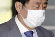 【悲報】安倍ちゃん「そろそろ布マスクやめて普通のマスク使っても……バレへんやろw」