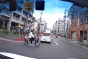 【悲報】バイクおじさん、ノールックで横断してきた自転車の女性と接触